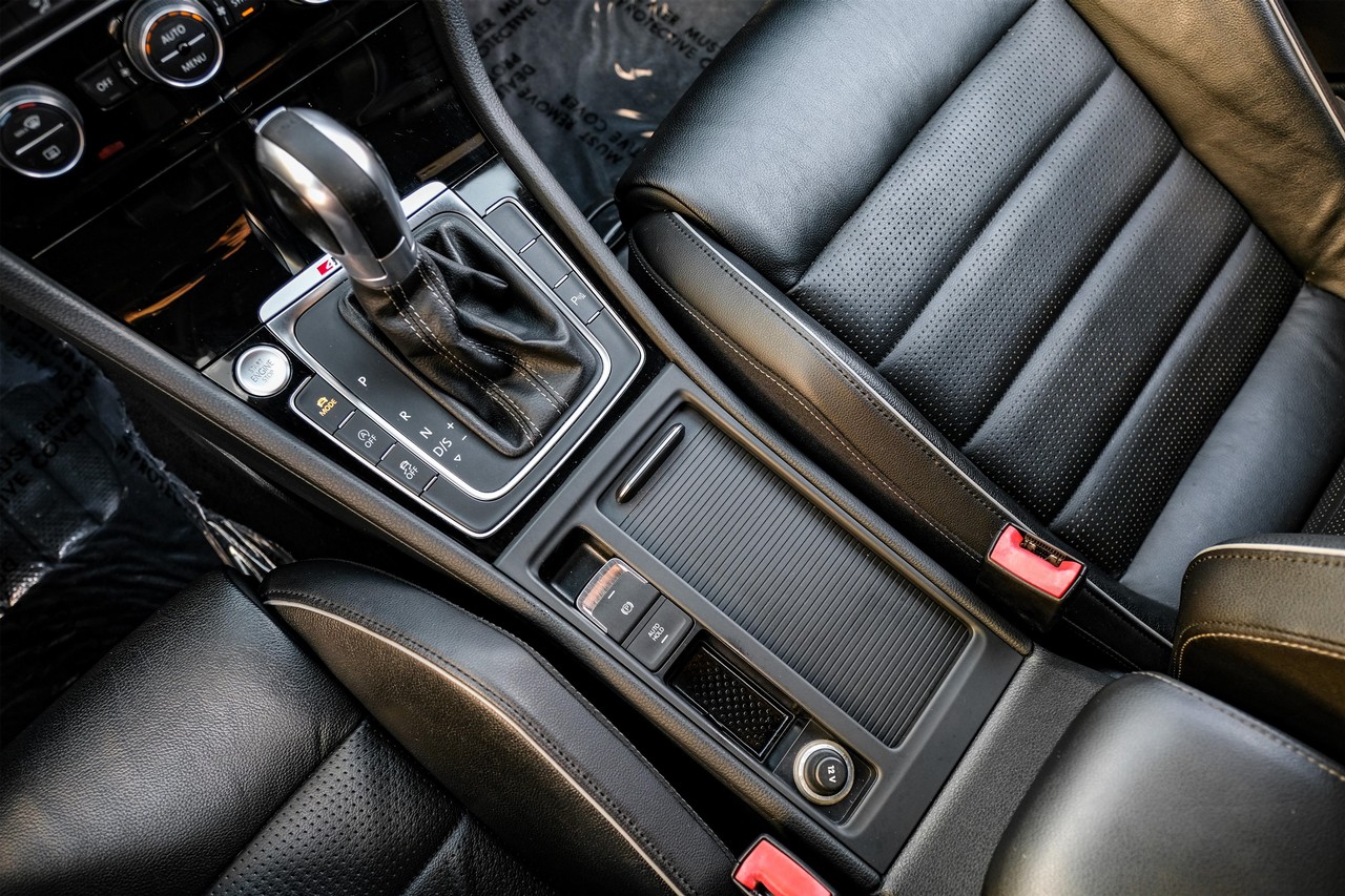 Volkswagen Golf R Vehicle Main Gallery Image 24