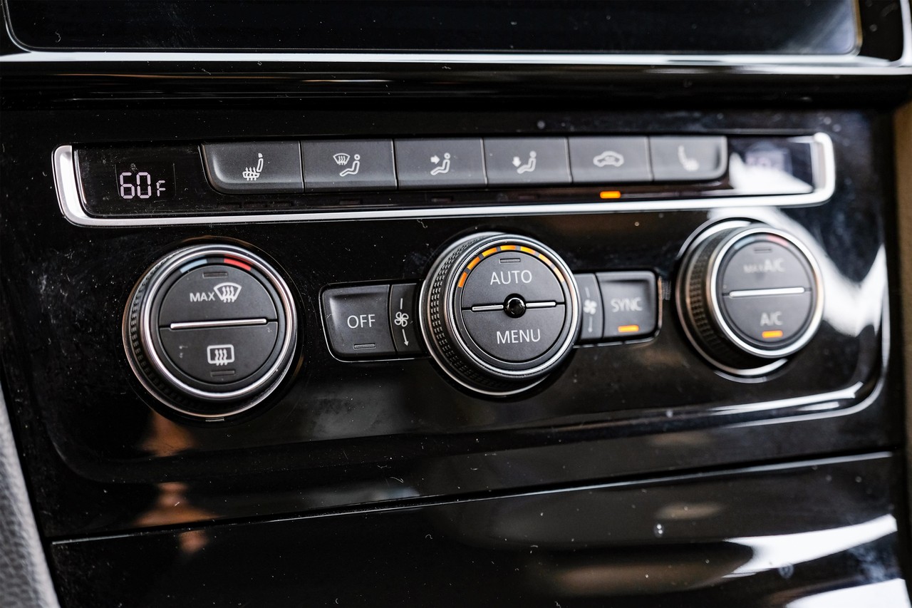 Volkswagen Golf R Vehicle Main Gallery Image 25