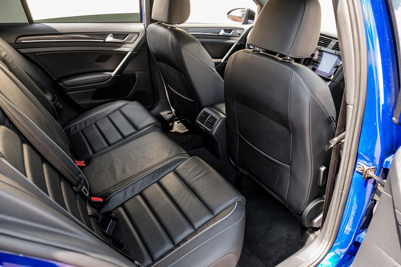 Volkswagen Golf R Vehicle Main Gallery Image 35