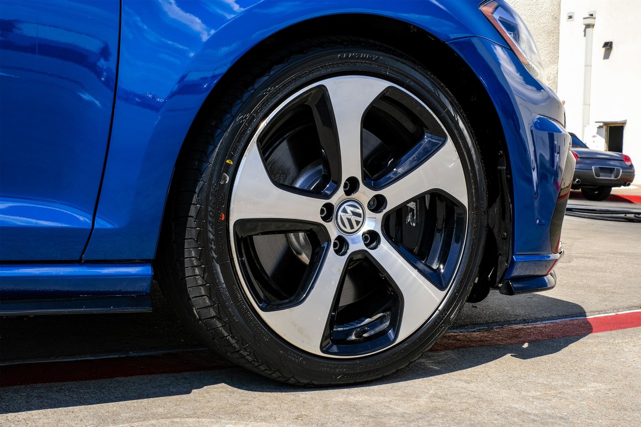 Volkswagen Golf R Vehicle Main Gallery Image 51