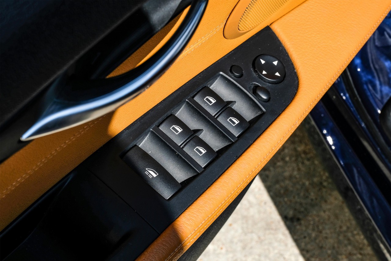 BMW Z4 Vehicle Main Gallery Image 32