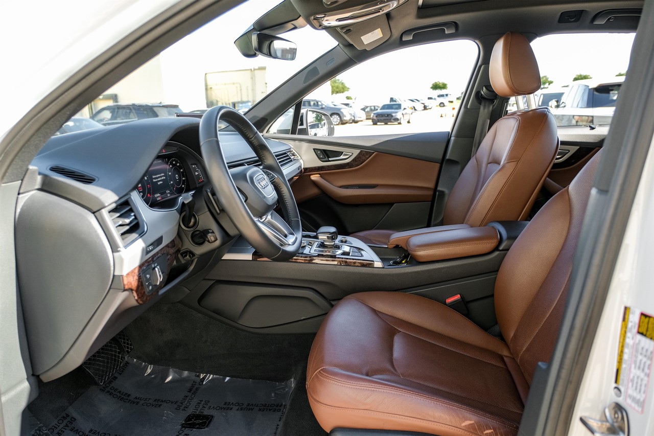 Audi Q7 Vehicle Main Gallery Image 04