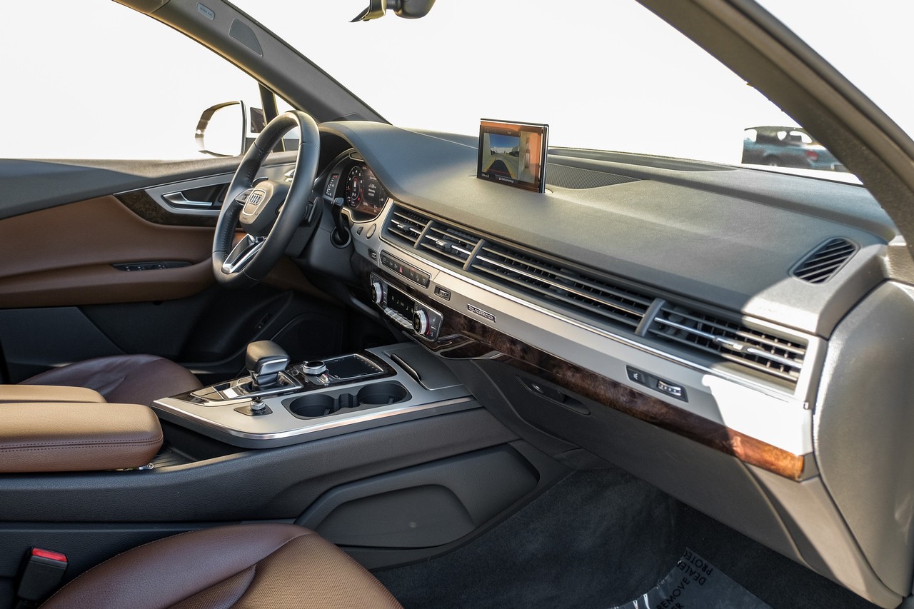Audi Q7 Vehicle Main Gallery Image 13