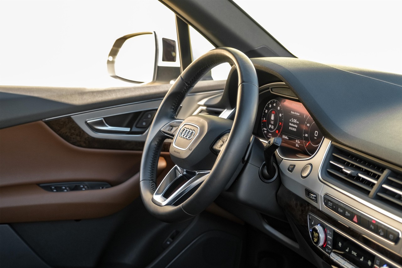 Audi Q7 Vehicle Main Gallery Image 14