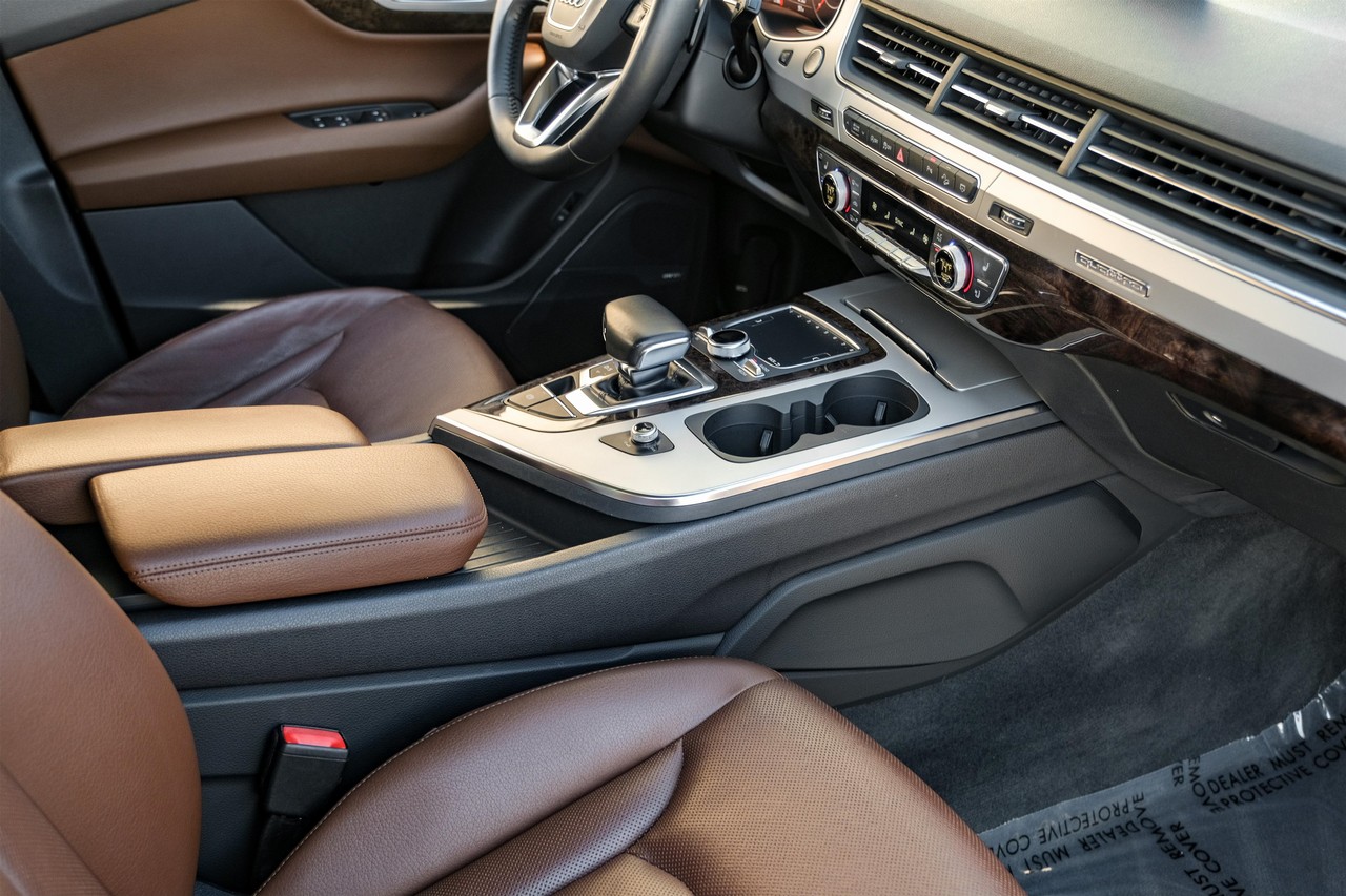 Audi Q7 Vehicle Main Gallery Image 23