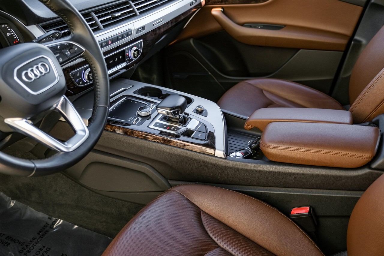 Audi Q7 Vehicle Main Gallery Image 24