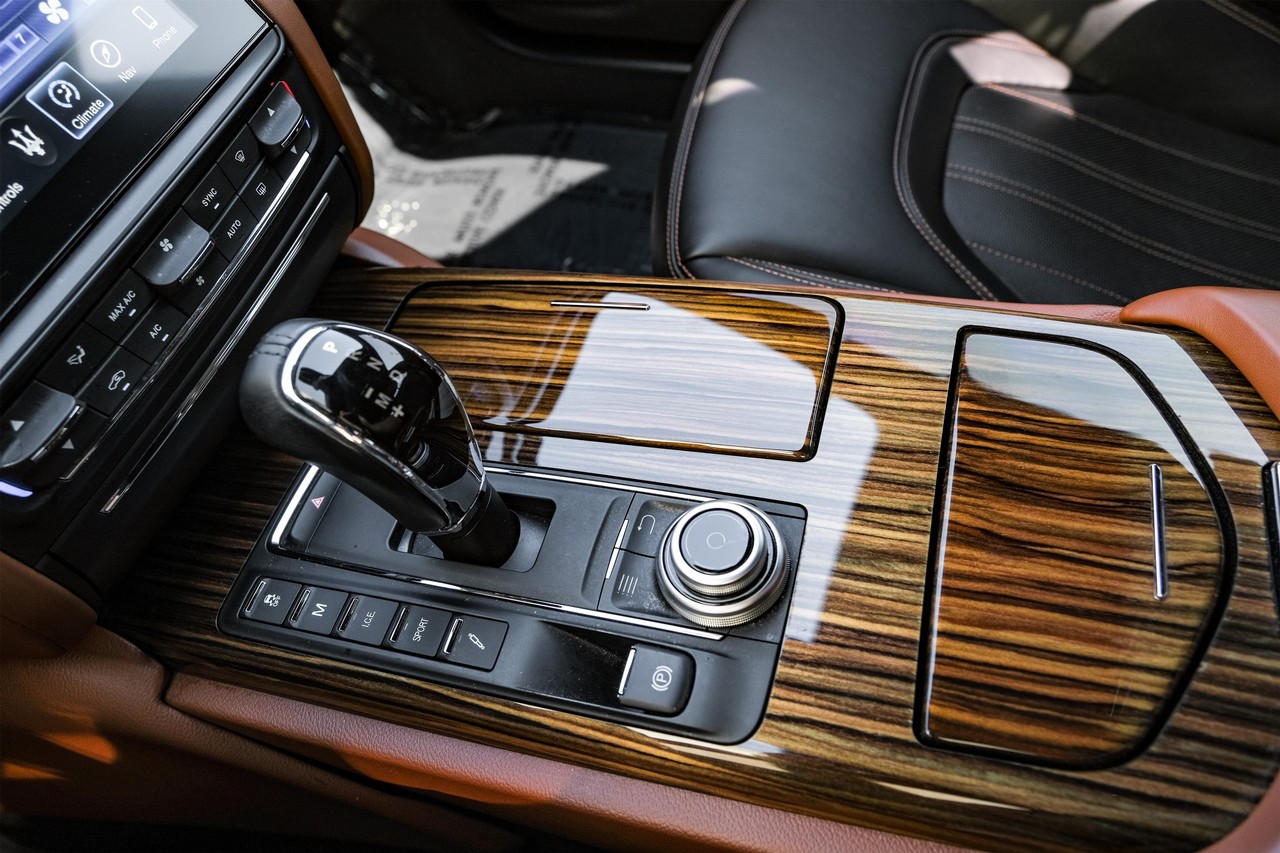 Maserati Quattroporte Vehicle Main Gallery Image 26
