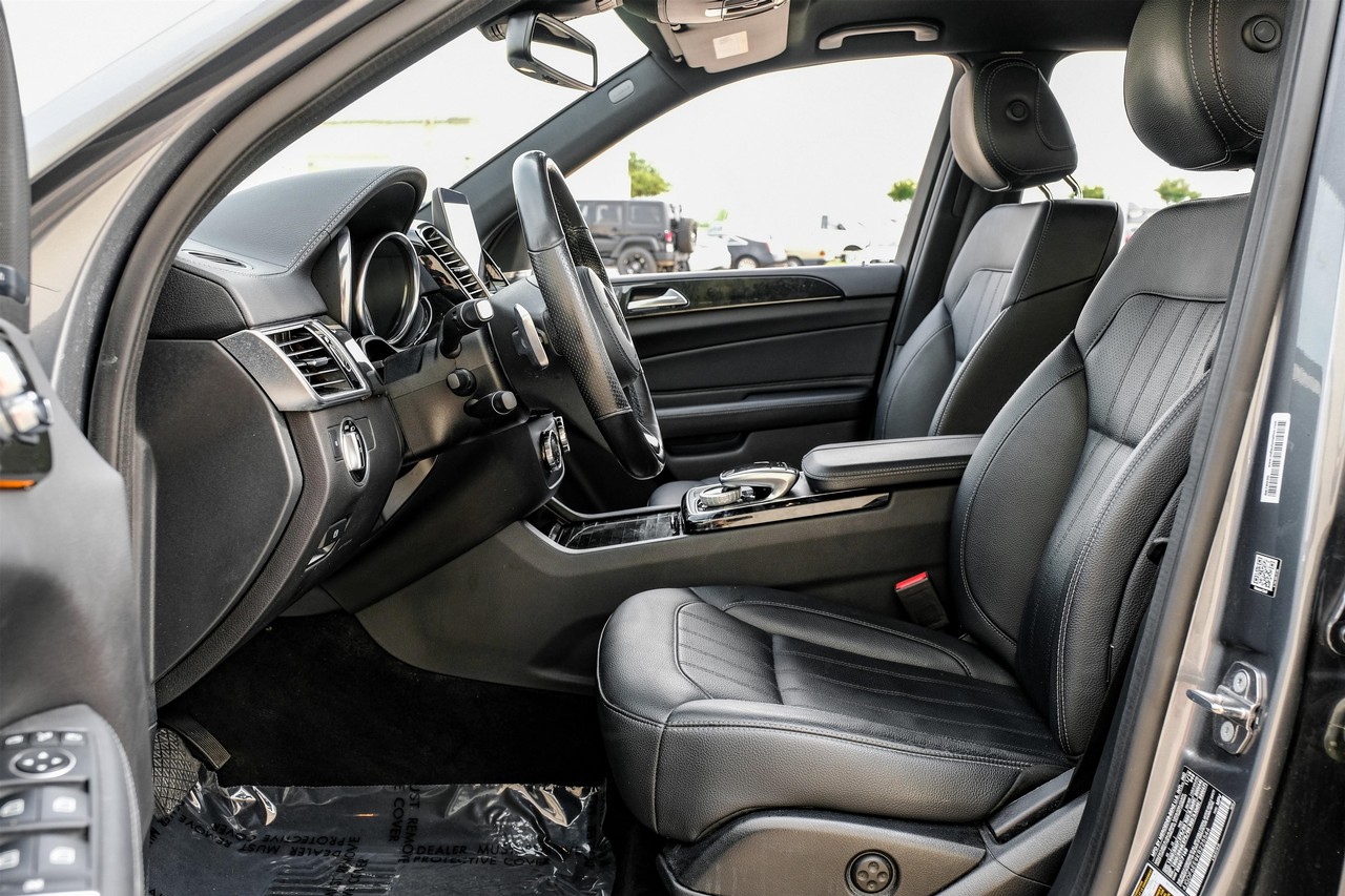 Mercedes-Benz GLS Vehicle Main Gallery Image 04