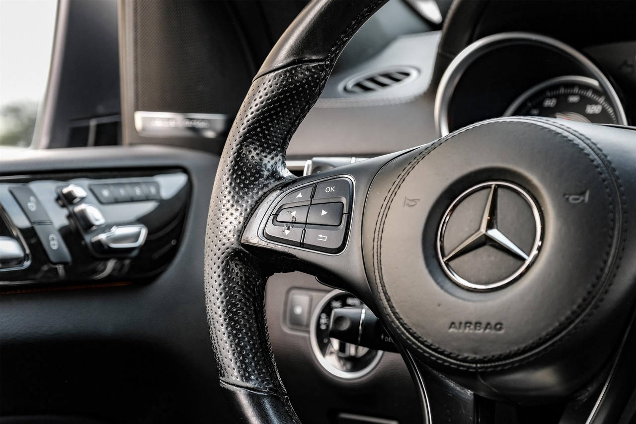 Mercedes-Benz GLS Vehicle Main Gallery Image 17