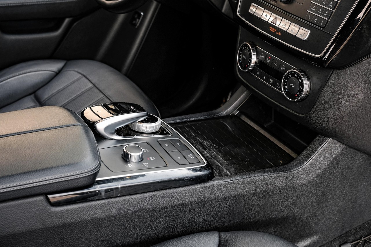 Mercedes-Benz GLS Vehicle Main Gallery Image 23