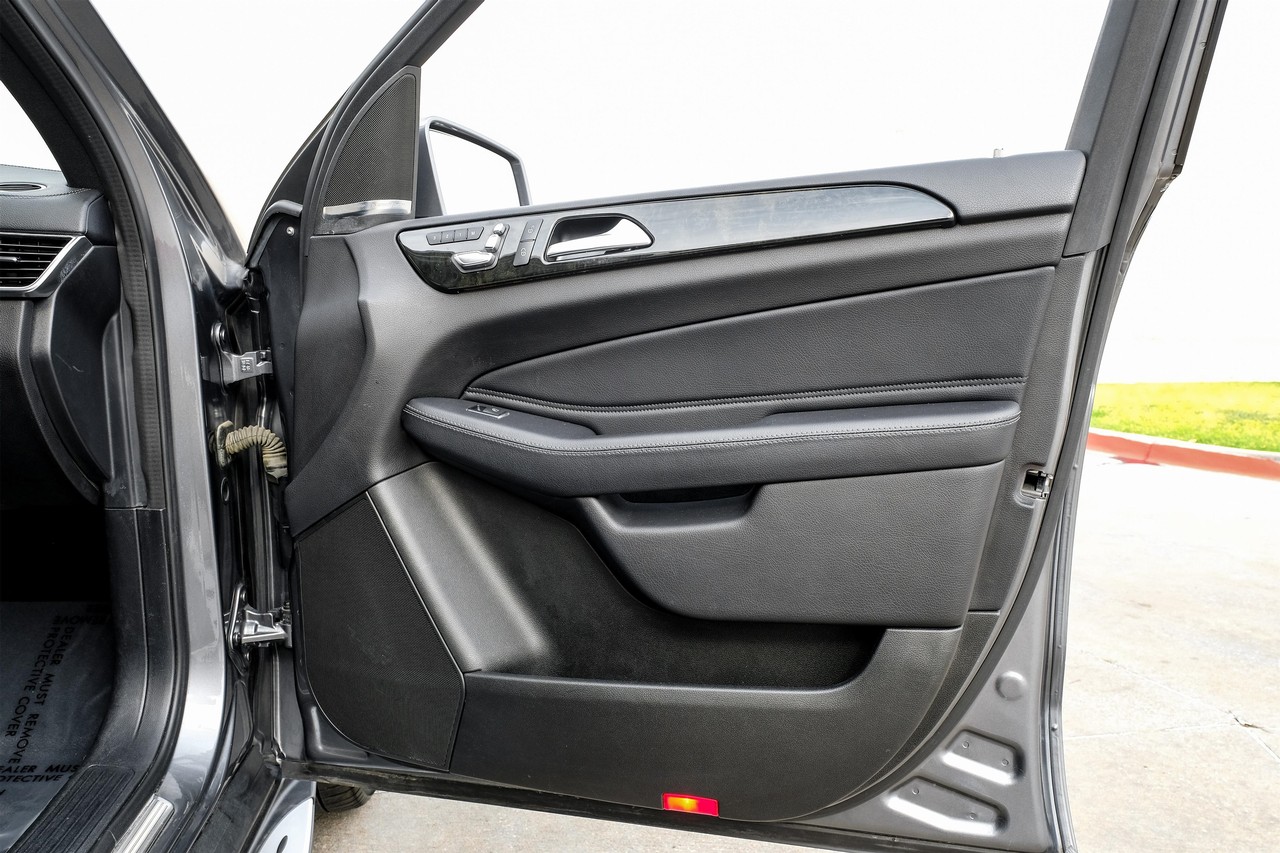 Mercedes-Benz GLS Vehicle Main Gallery Image 40