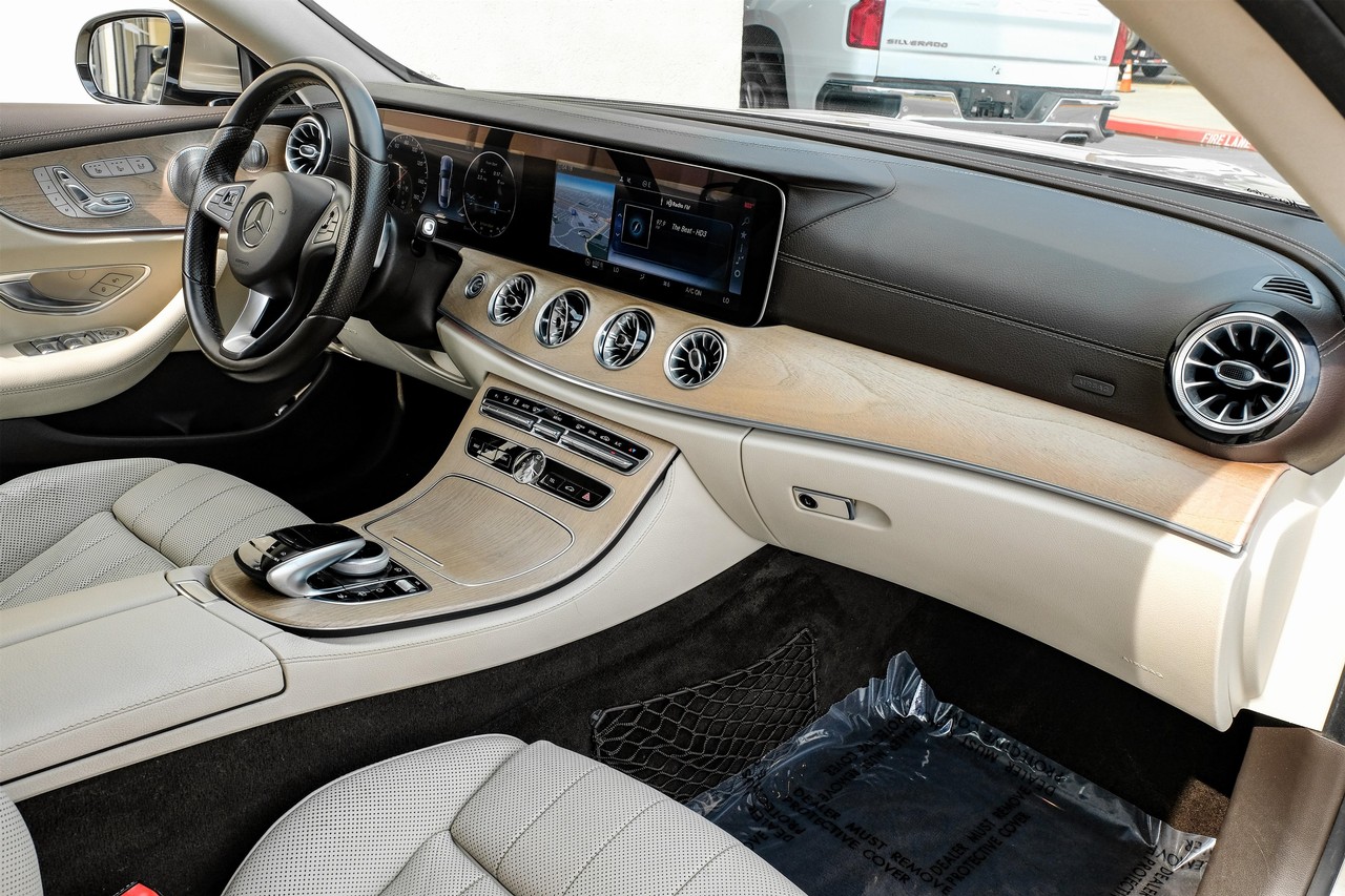Mercedes-Benz E-Class Vehicle Main Gallery Image 13
