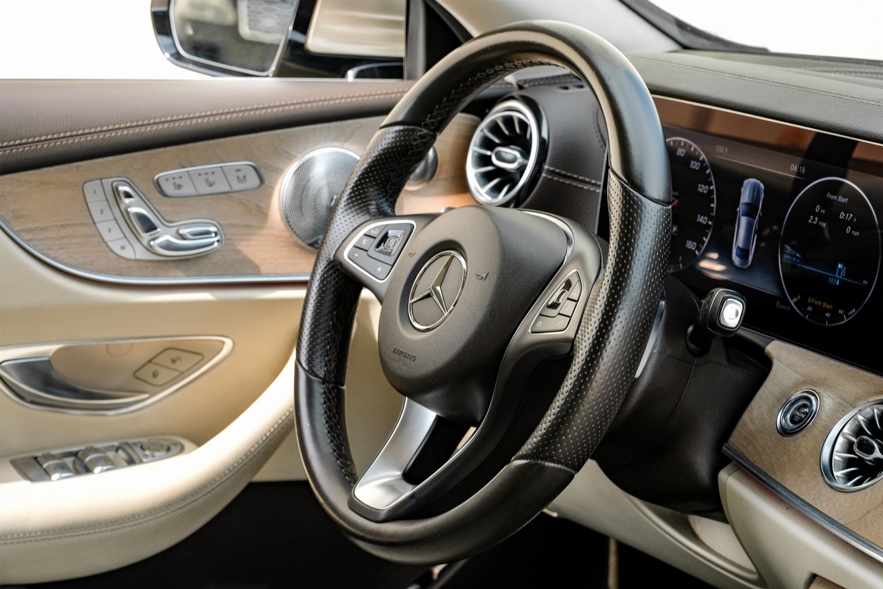 Mercedes-Benz E-Class Vehicle Main Gallery Image 14