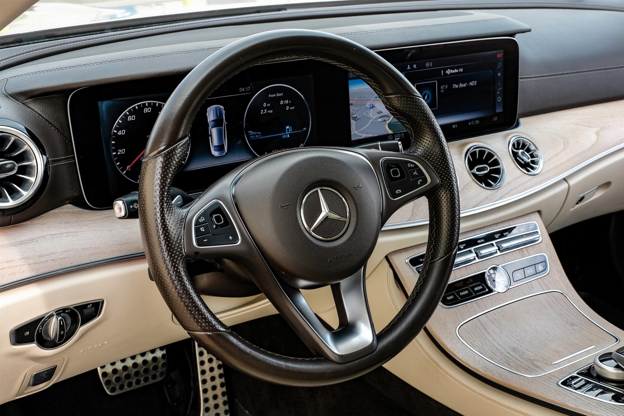 Mercedes-Benz E-Class Vehicle Main Gallery Image 15