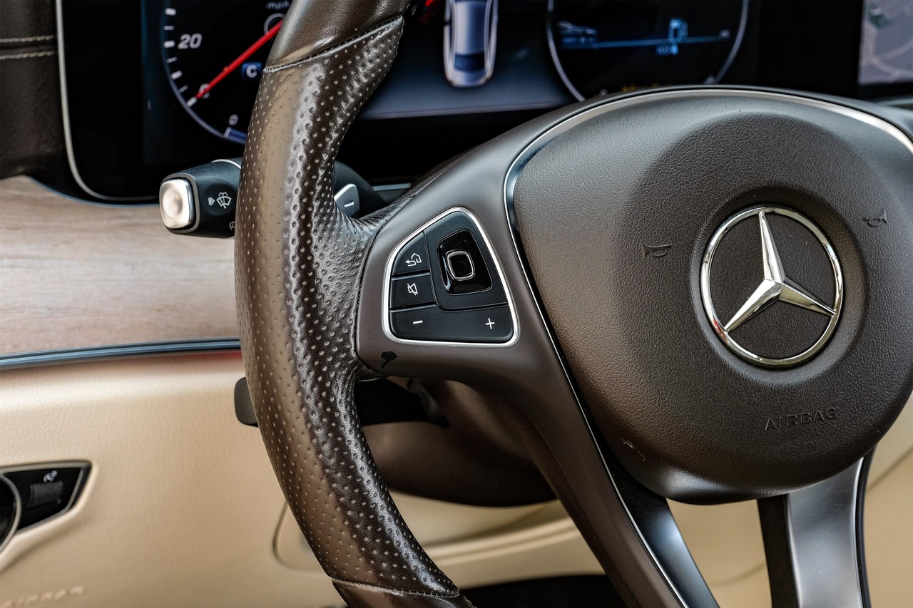 Mercedes-Benz E-Class Vehicle Main Gallery Image 16