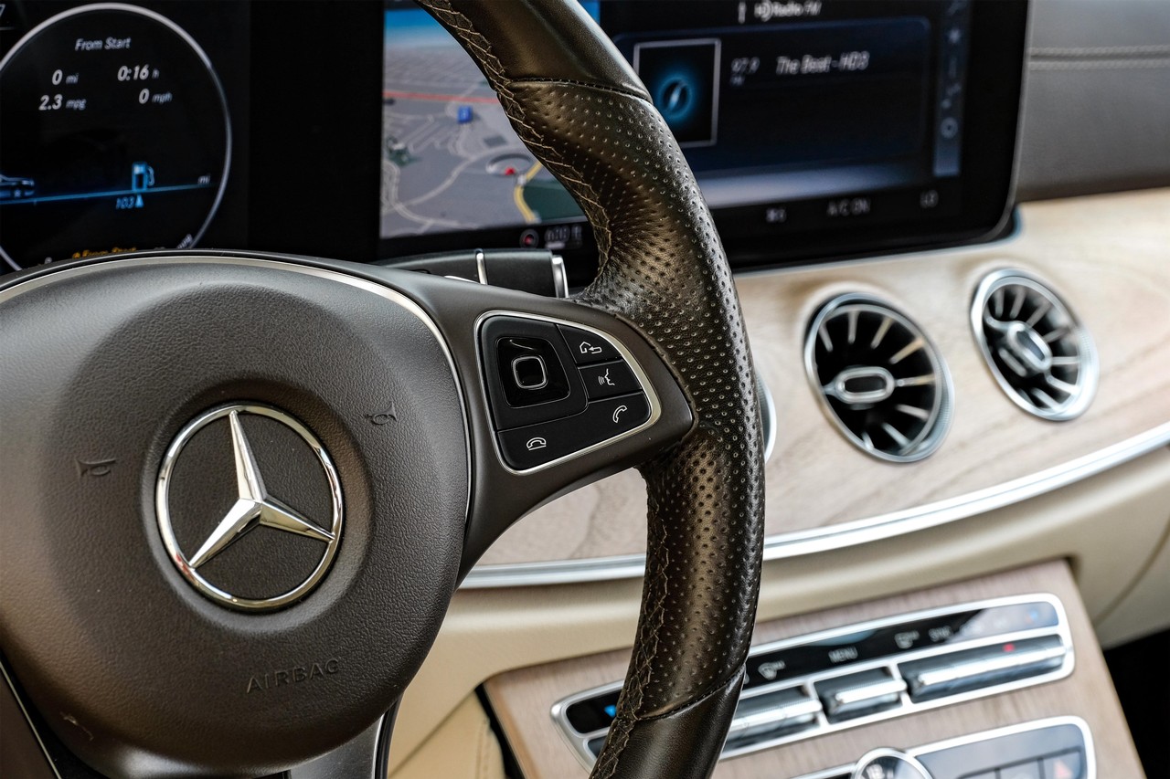 Mercedes-Benz E-Class Vehicle Main Gallery Image 17