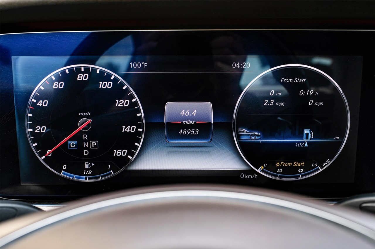 Mercedes-Benz E-Class Vehicle Main Gallery Image 18
