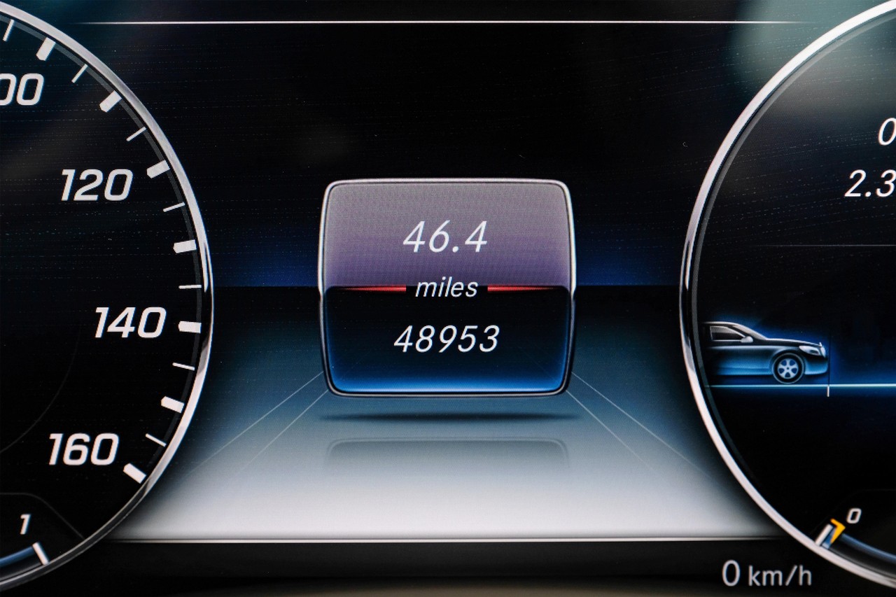 Mercedes-Benz E-Class Vehicle Main Gallery Image 19