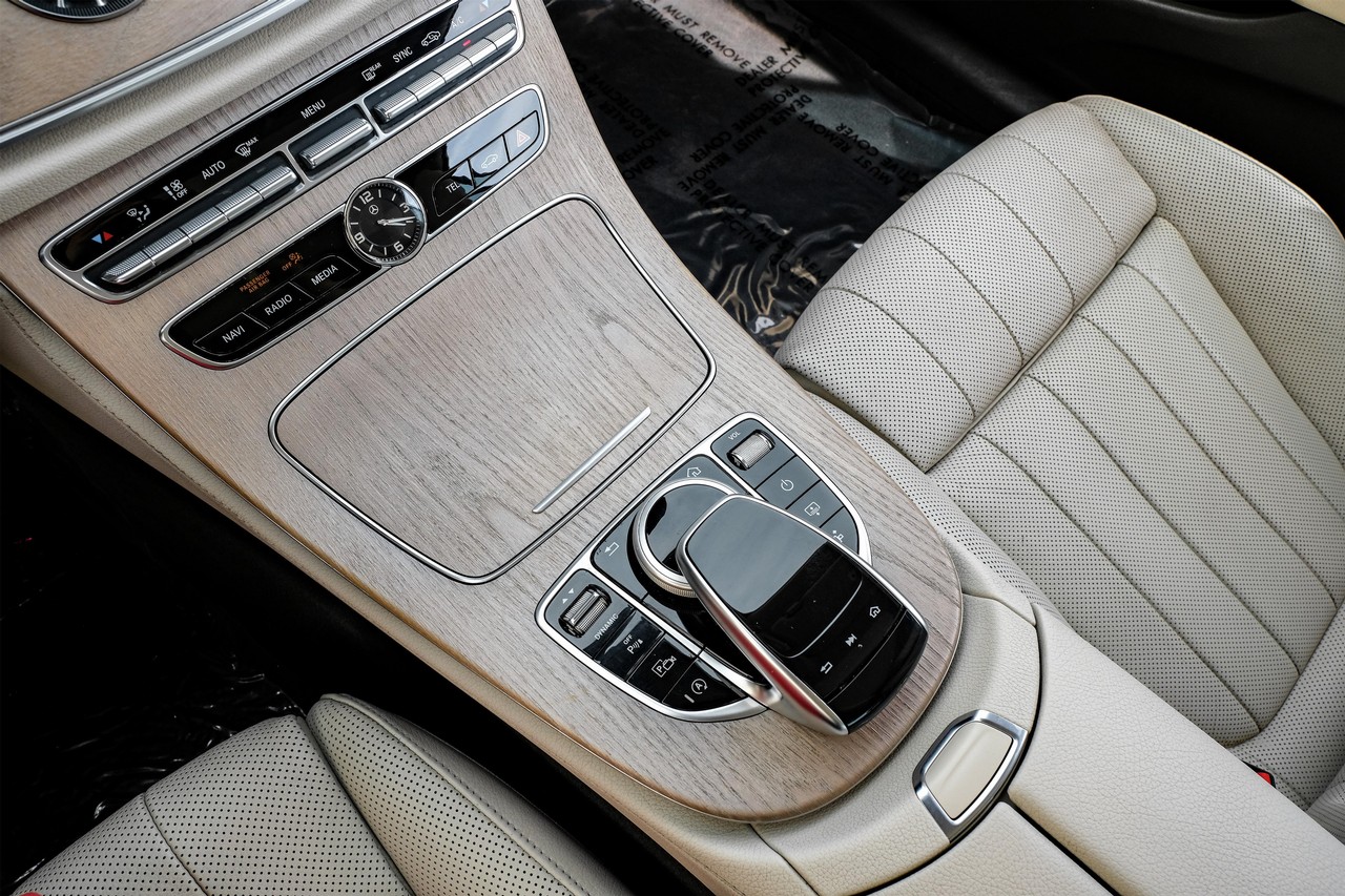 Mercedes-Benz E-Class Vehicle Main Gallery Image 20