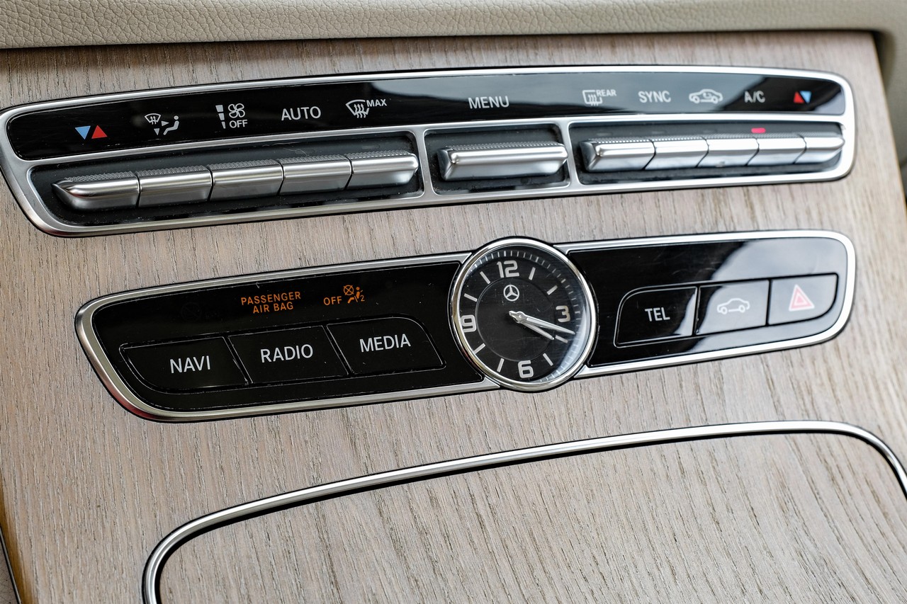 Mercedes-Benz E-Class Vehicle Main Gallery Image 21