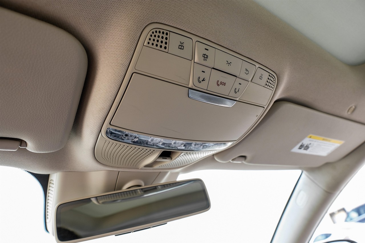 Mercedes-Benz E-Class Vehicle Main Gallery Image 22