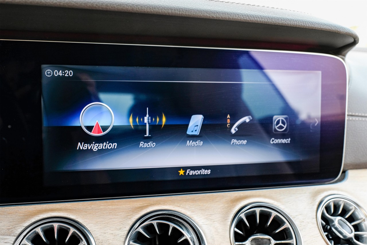 Mercedes-Benz E-Class Vehicle Main Gallery Image 23