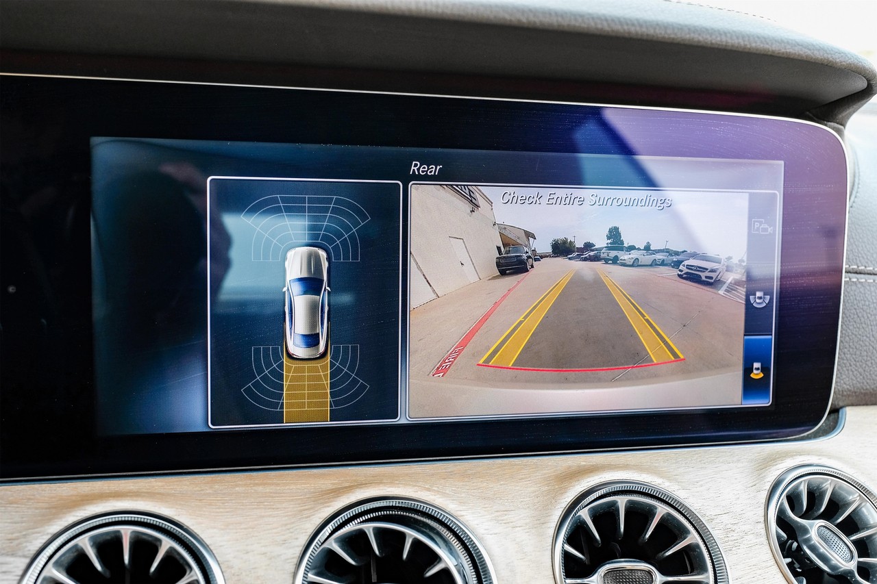 Mercedes-Benz E-Class Vehicle Main Gallery Image 25