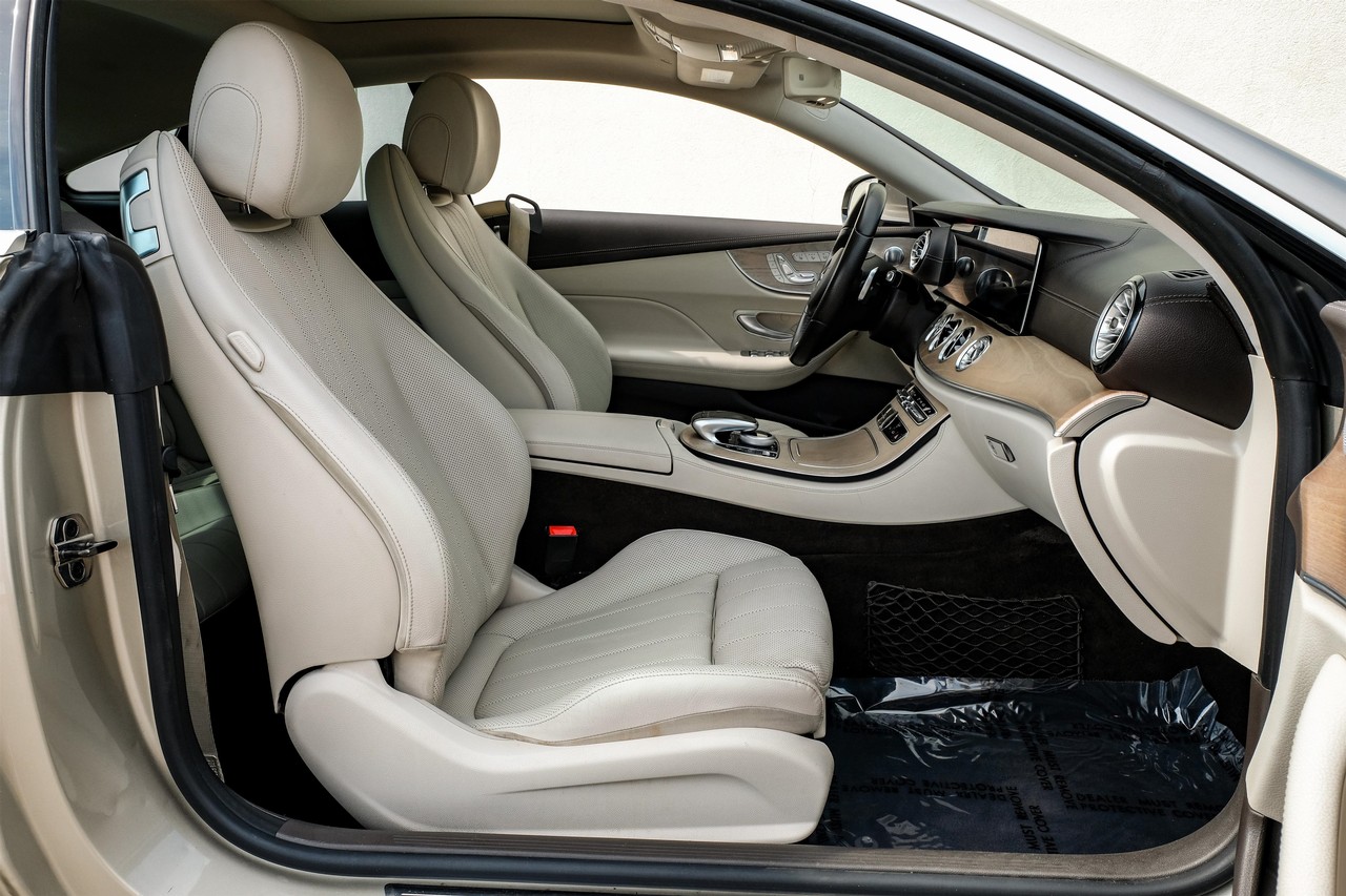 Mercedes-Benz E-Class Vehicle Main Gallery Image 30