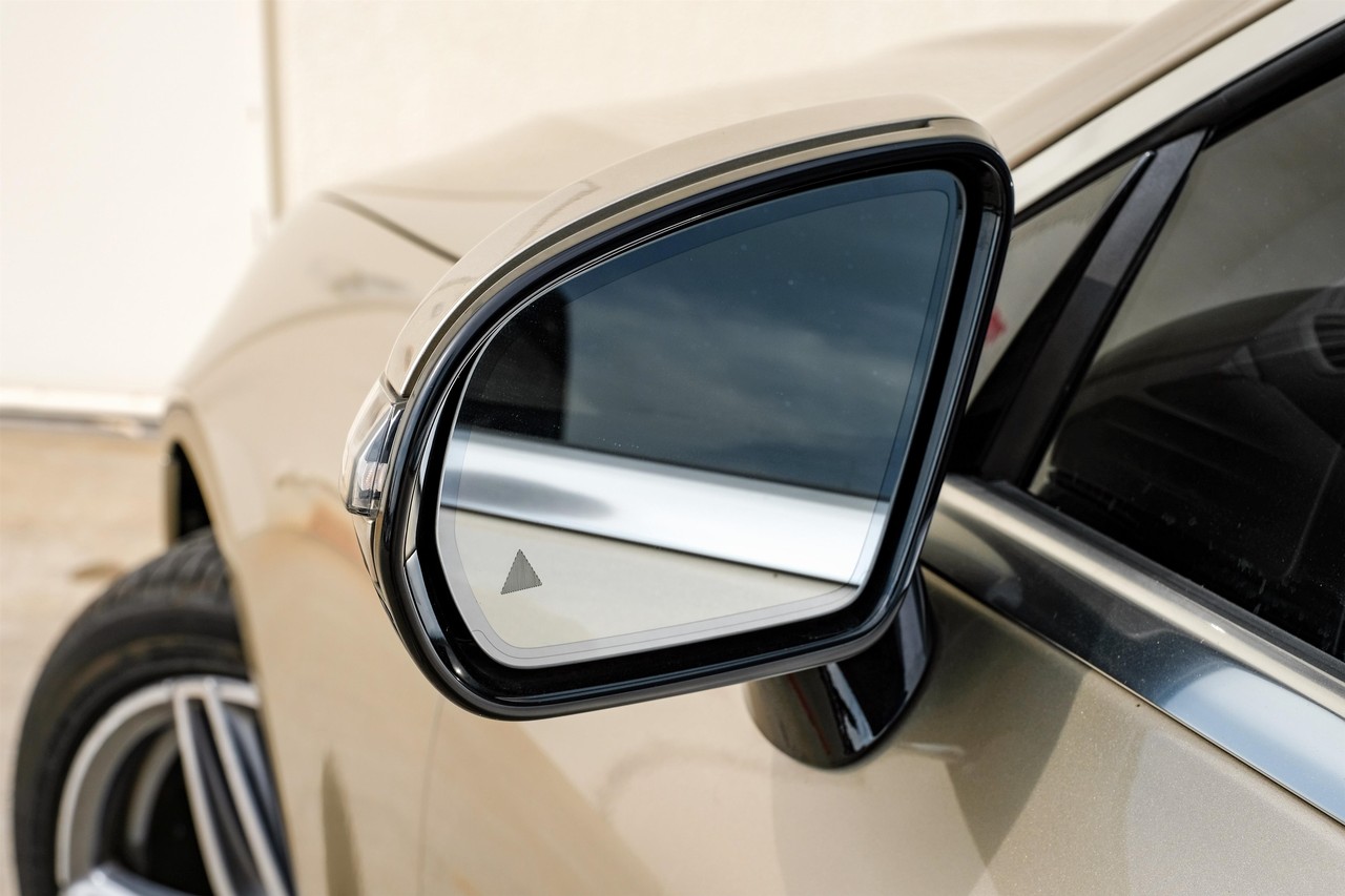 Mercedes-Benz E-Class Vehicle Main Gallery Image 32