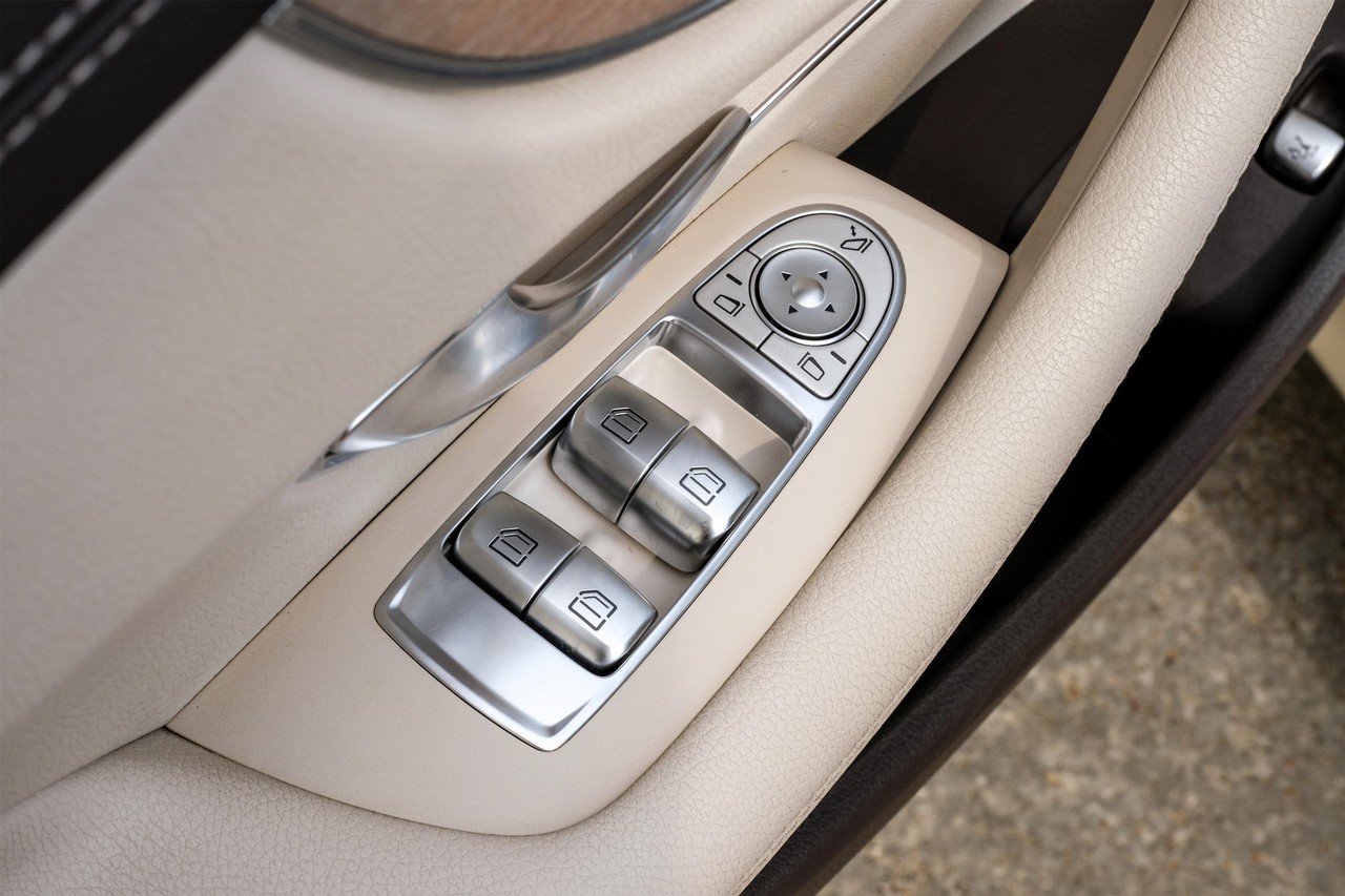 Mercedes-Benz E-Class Vehicle Main Gallery Image 34