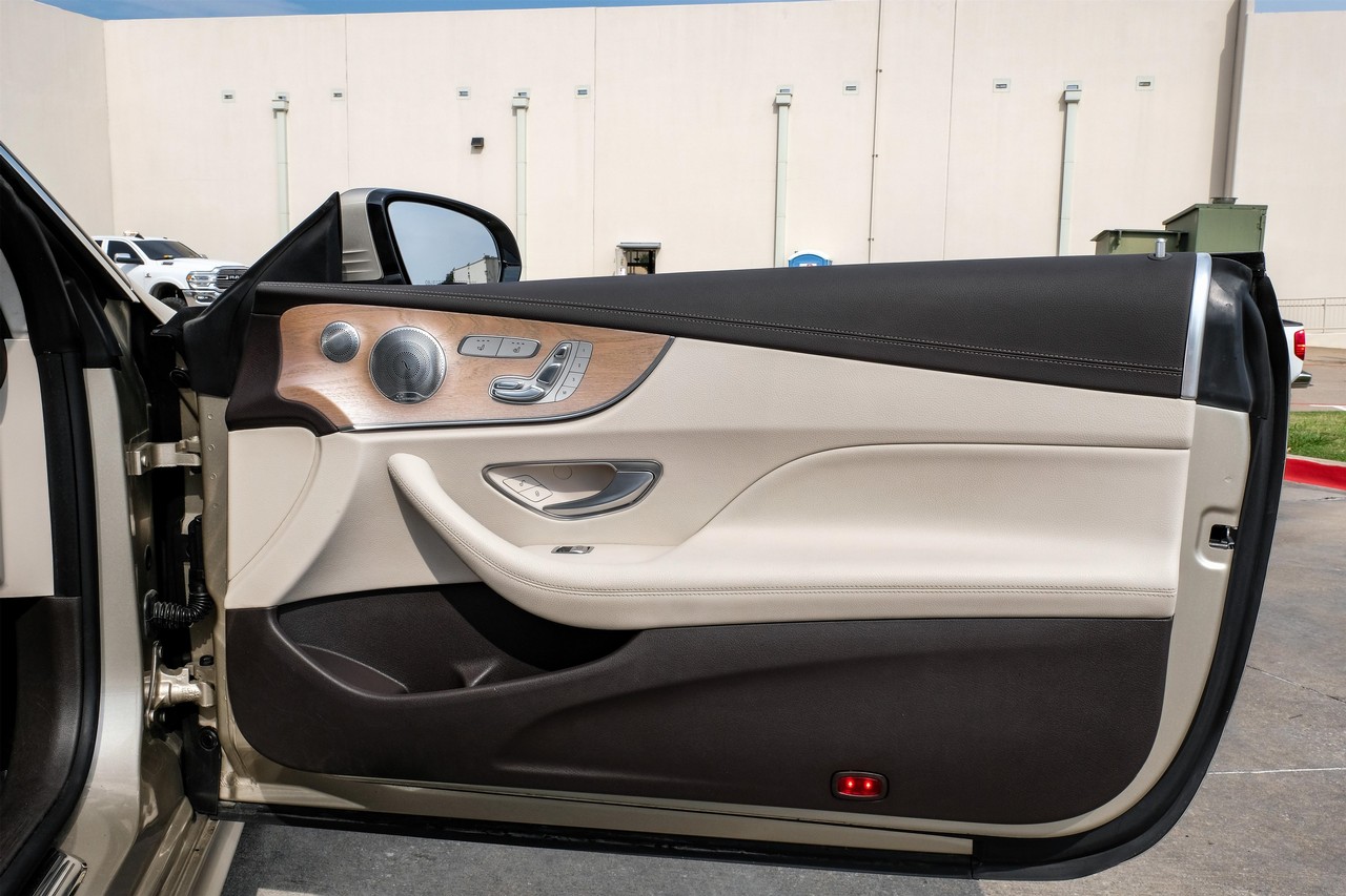 Mercedes-Benz E-Class Vehicle Main Gallery Image 35