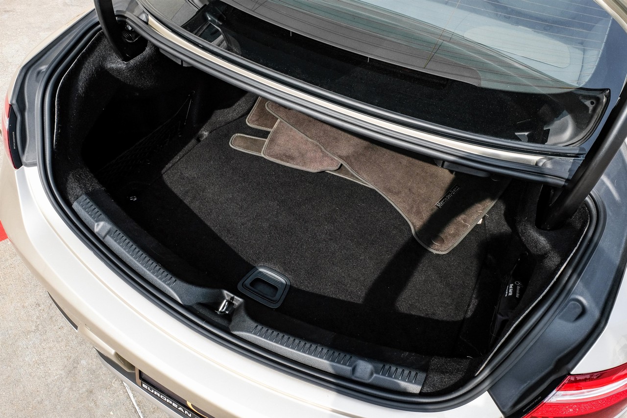 Mercedes-Benz E-Class Vehicle Main Gallery Image 38