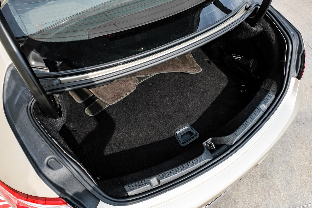 Mercedes-Benz E-Class Vehicle Main Gallery Image 39