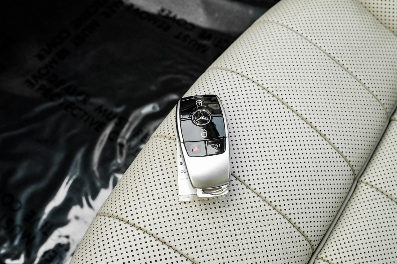 Mercedes-Benz E-Class Vehicle Main Gallery Image 44