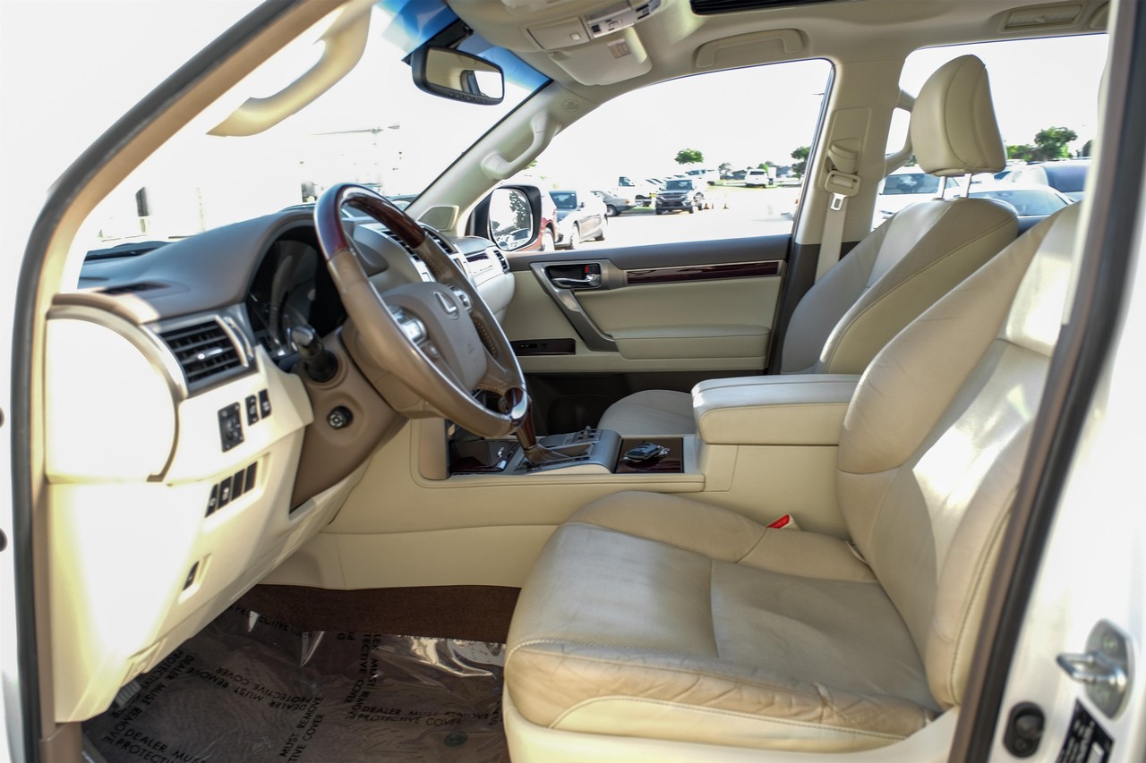 Lexus GX Vehicle Main Gallery Image 04