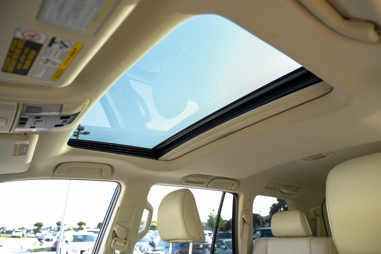 Lexus GX Vehicle Main Gallery Image 05