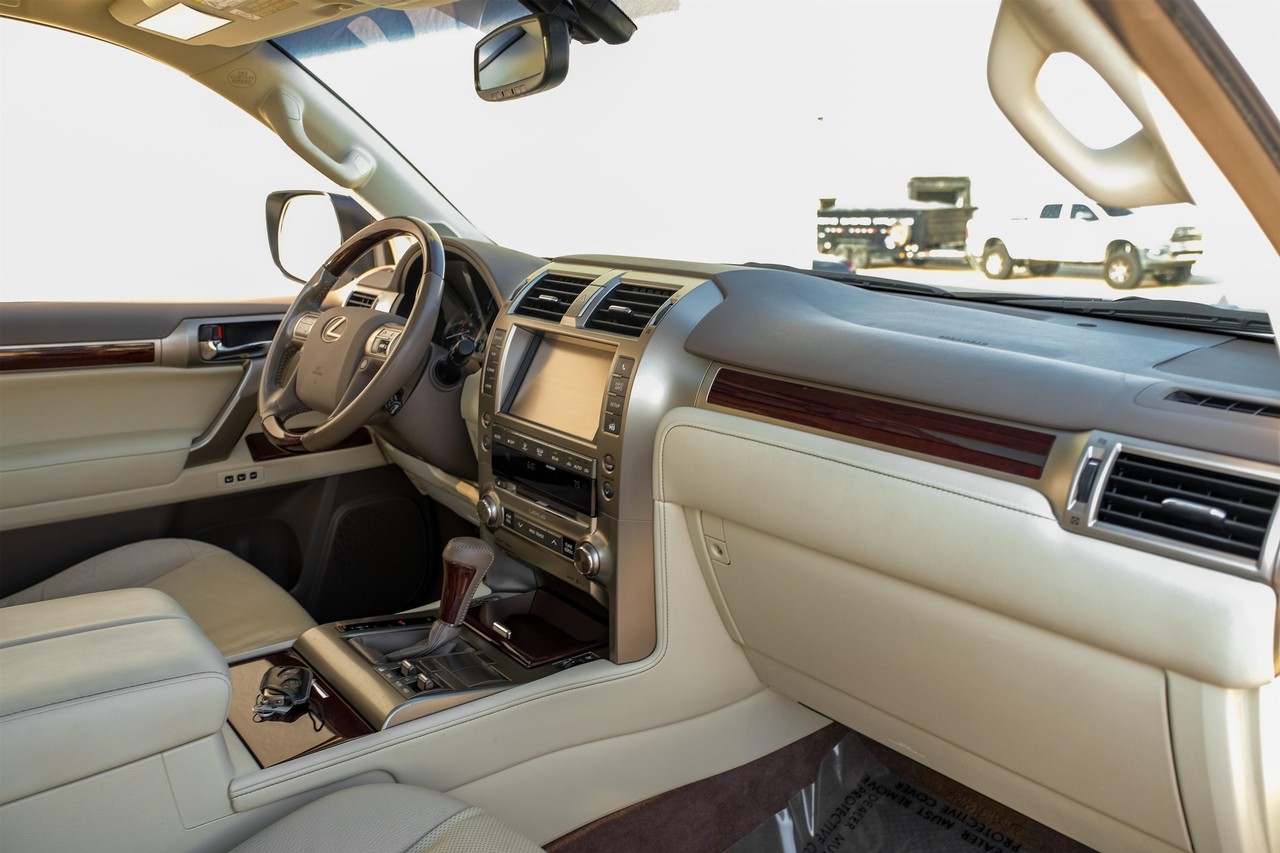 Lexus GX Vehicle Main Gallery Image 13