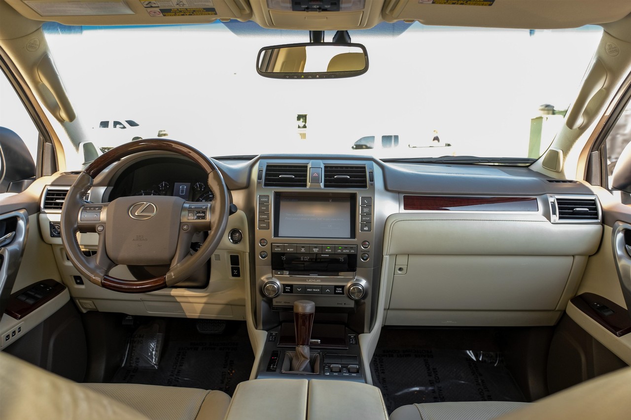 Lexus GX Vehicle Main Gallery Image 15