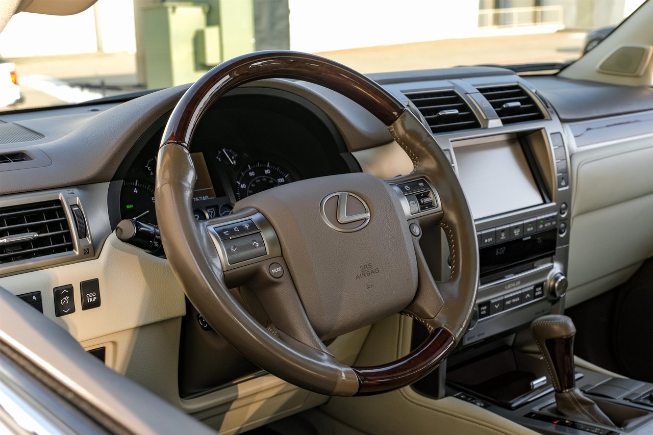 Lexus GX Vehicle Main Gallery Image 16