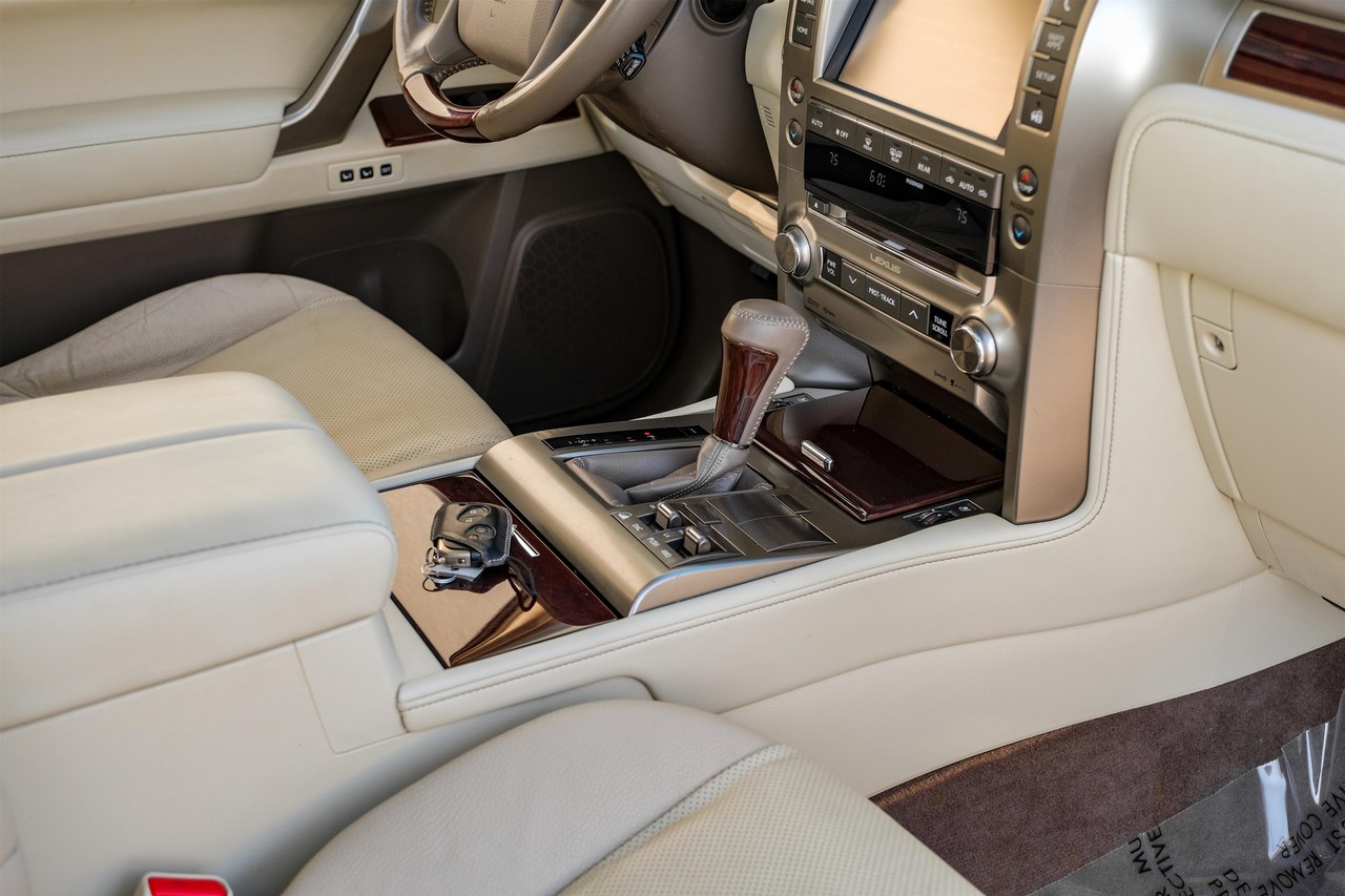 Lexus GX Vehicle Main Gallery Image 21