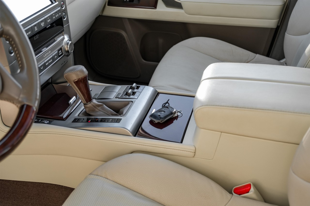 Lexus GX Vehicle Main Gallery Image 22