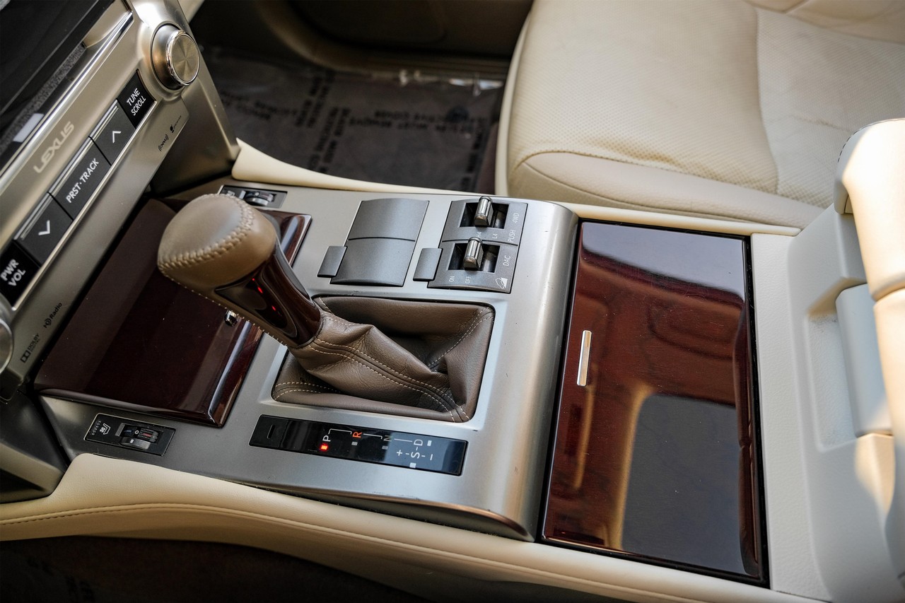 Lexus GX Vehicle Main Gallery Image 23