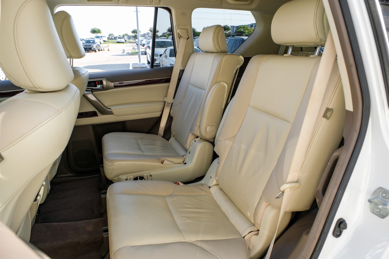 Lexus GX Vehicle Main Gallery Image 37