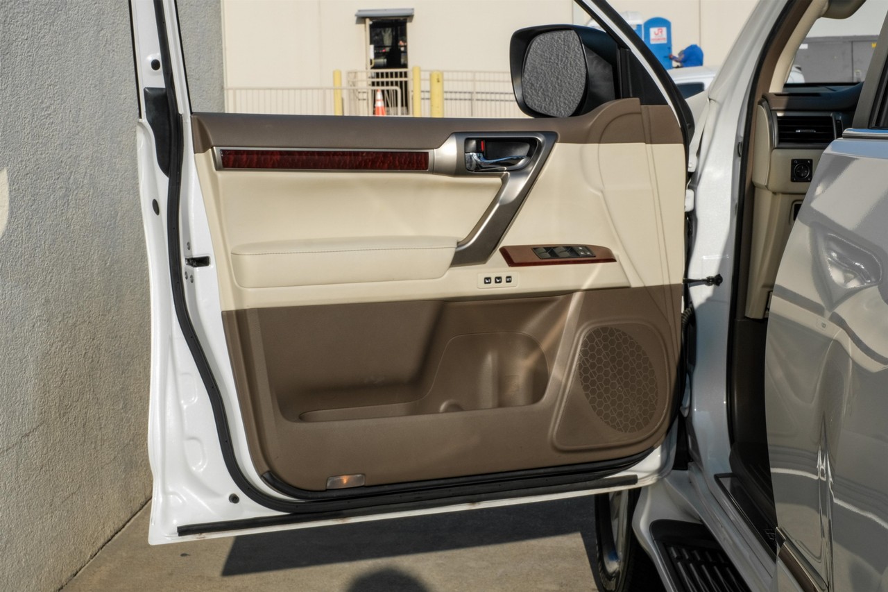 Lexus GX Vehicle Main Gallery Image 40
