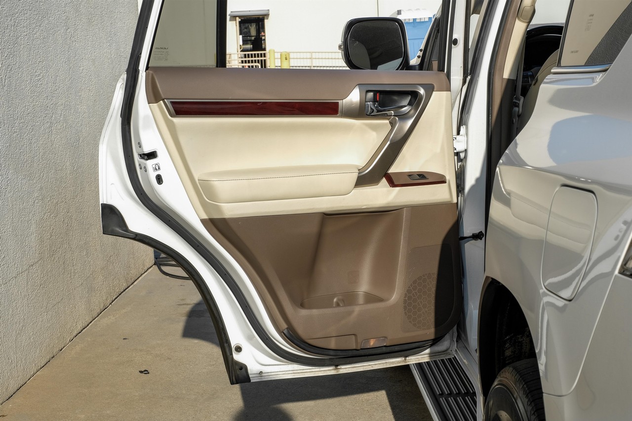 Lexus GX Vehicle Main Gallery Image 43