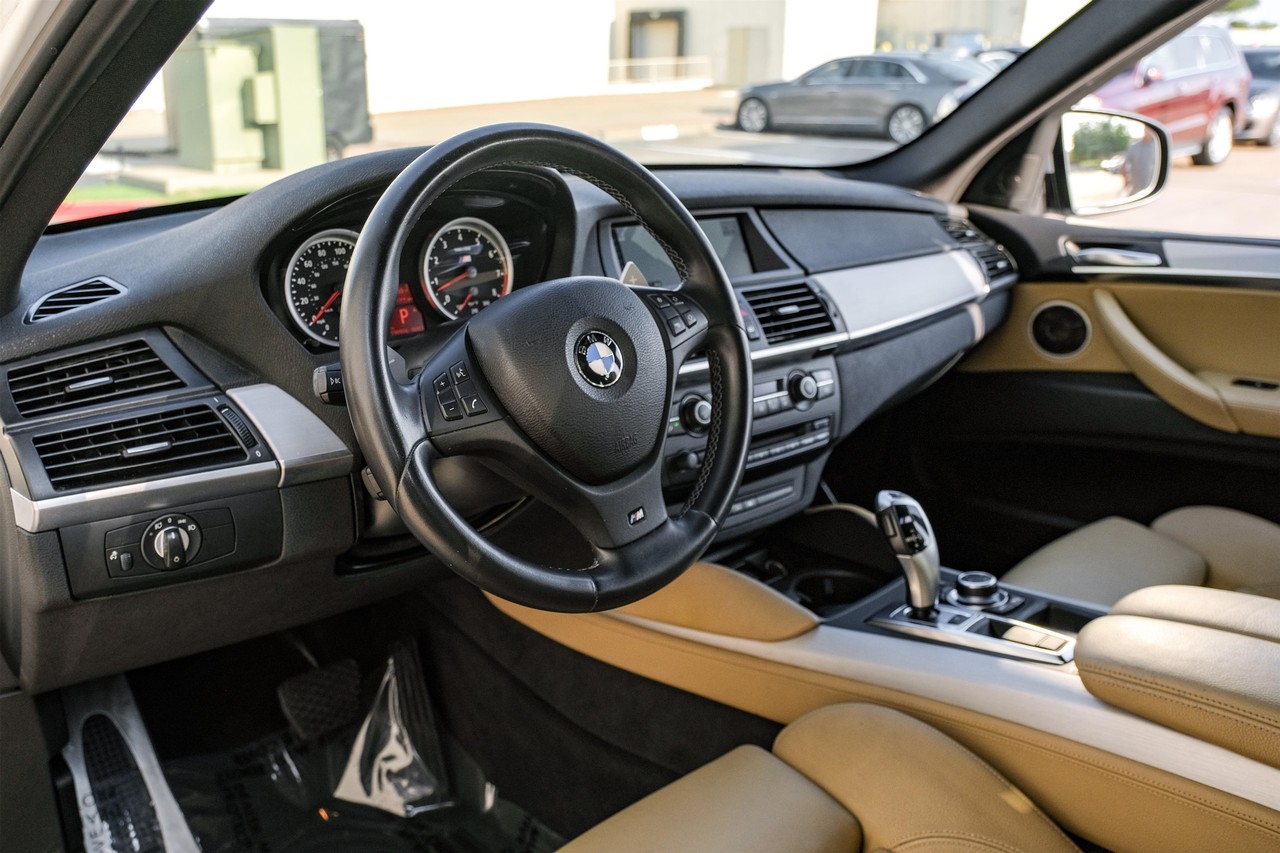 BMW X5 M Vehicle Main Gallery Image 03