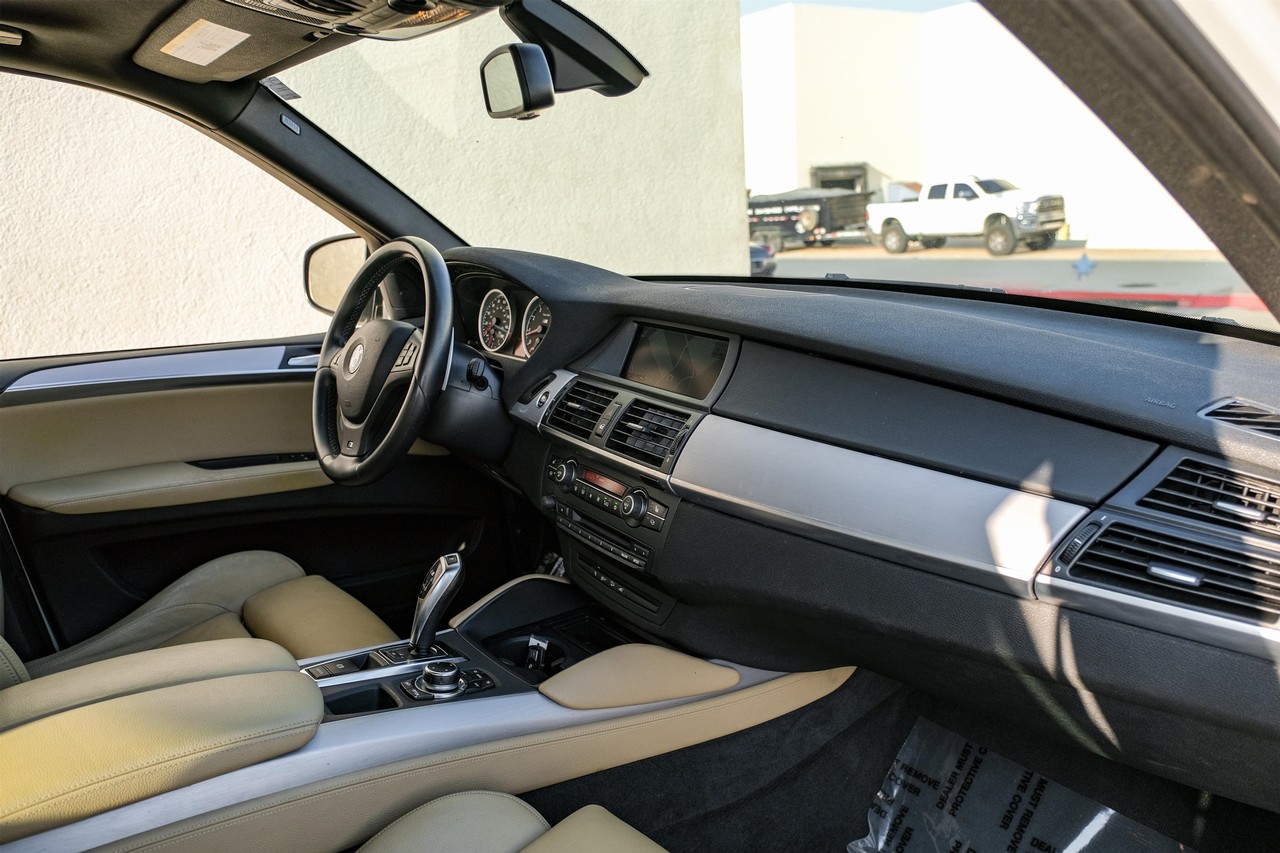 BMW X5 M Vehicle Main Gallery Image 12