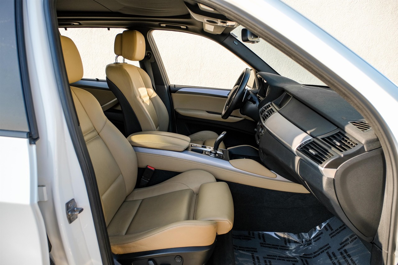 BMW X5 M Vehicle Main Gallery Image 32