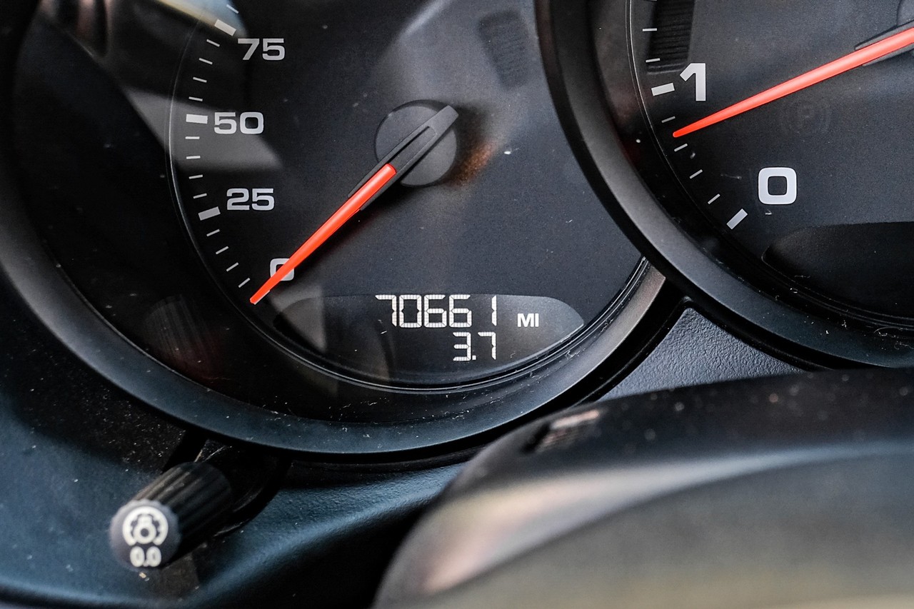 Porsche Cayman Vehicle Main Gallery Image 16