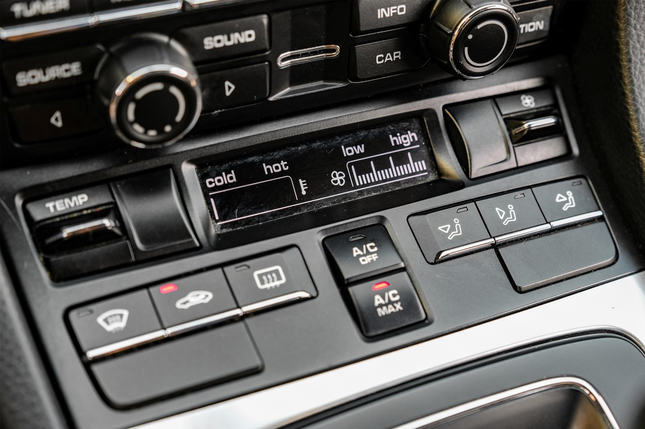 Porsche Cayman Vehicle Main Gallery Image 20